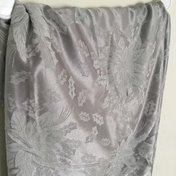 Martha Stewart Christmas Round Tablecloth Silver Damask Poinsettia & Holly 70' D - Picture 2 of 6